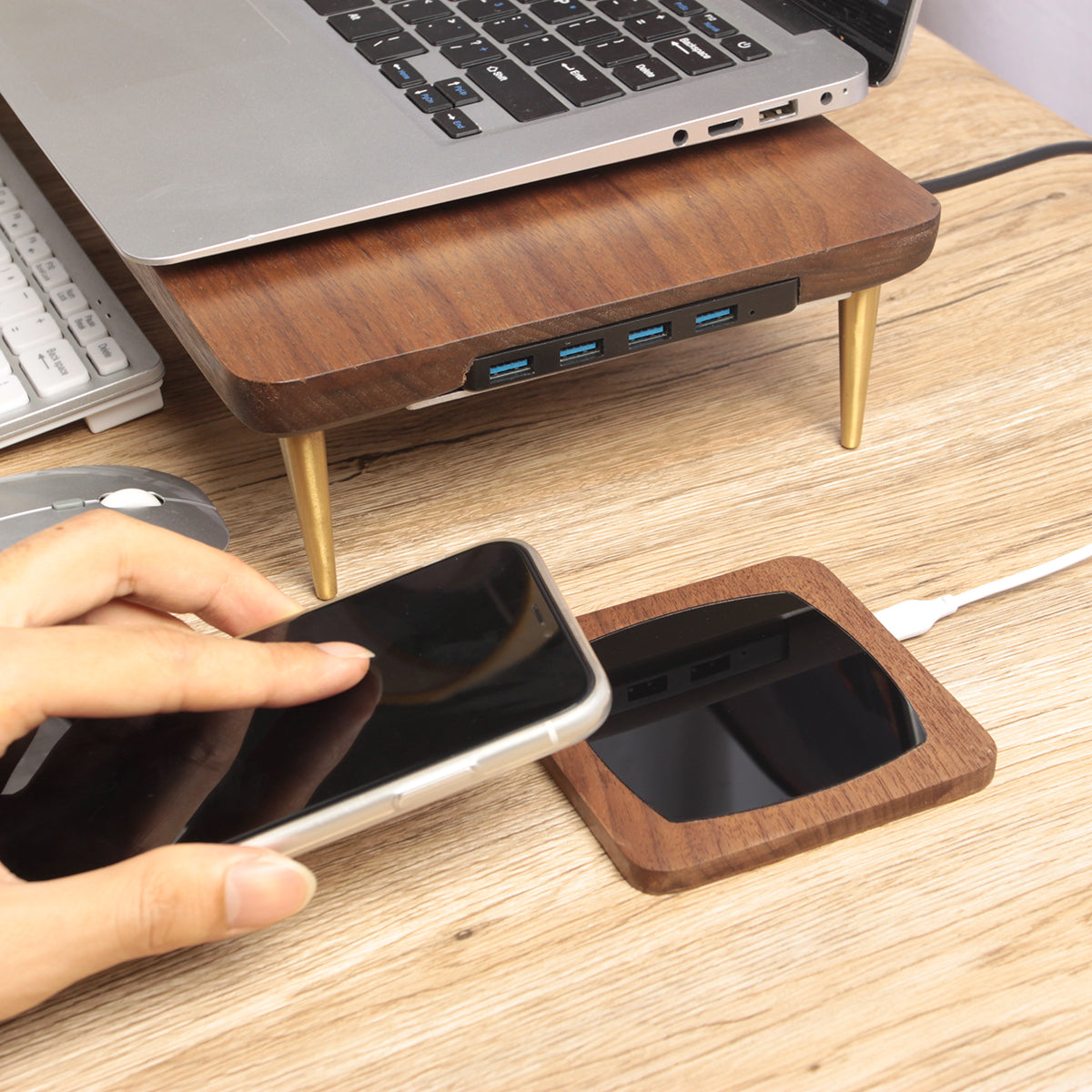 Chargeur sans fil en noyer massif — finition miroir