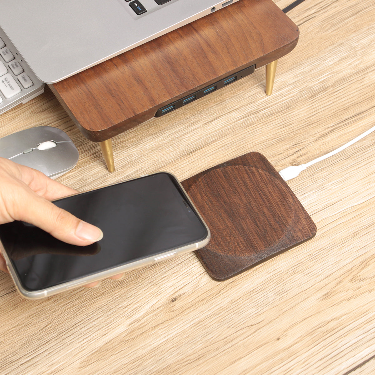 Chargeur sans fil en noyer — Petit modèle compact 10 cm