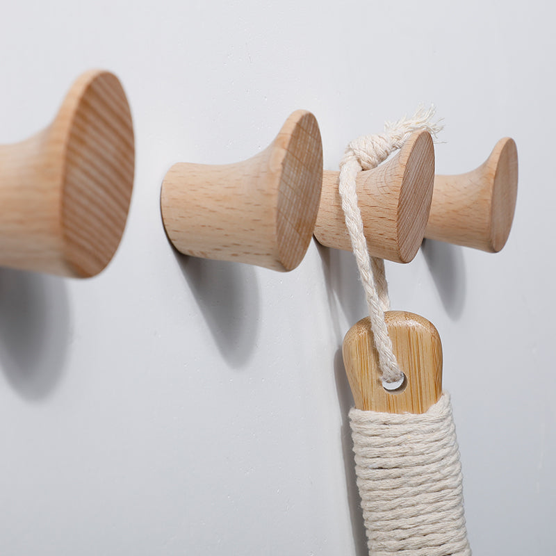 Patère murale sculptée en bois de noyer — profil botte