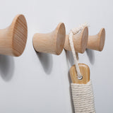 Patère murale sculptée en bois de noyer — profil botte