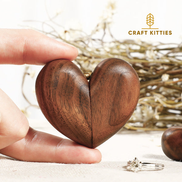 Boîte à bague en forme de cœur en bois de noyer