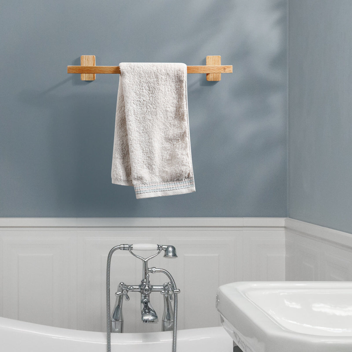 Porte-serviettes mural en bois Arc — finition cirée, salle de bain