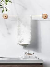 Porte-serviettes mural bois et laiton — élégant, salle de bain