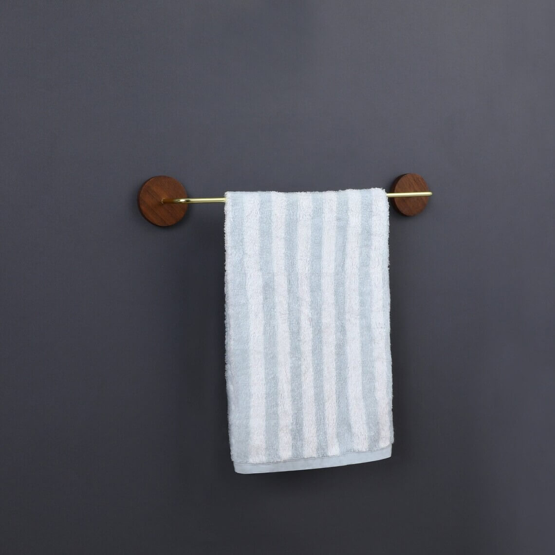 Porte-serviettes mural bois et laiton — élégant, salle de bain