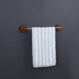 Porte-serviettes mural bois et laiton — élégant, salle de bain