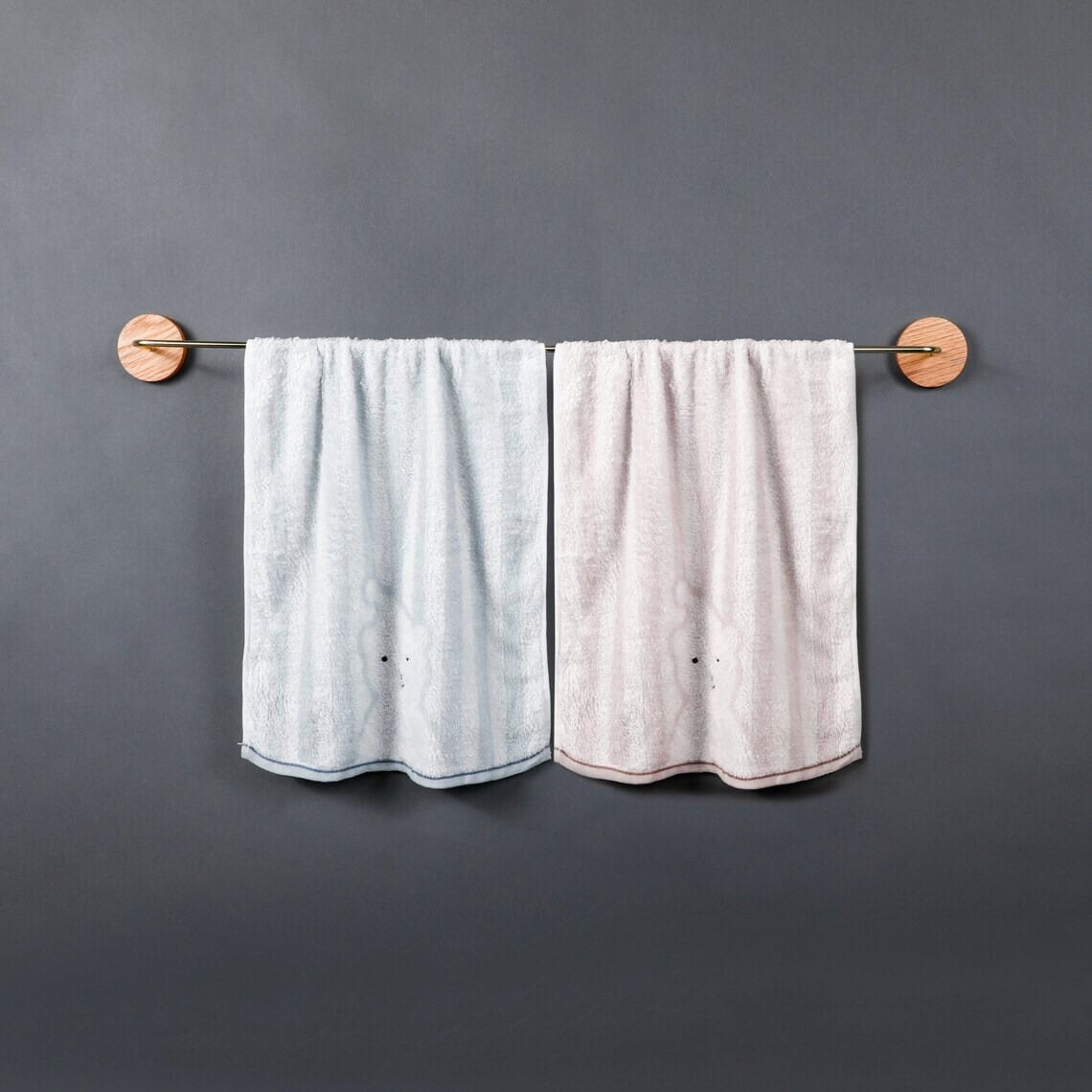 Porte-serviettes mural bois et laiton — élégant, salle de bain