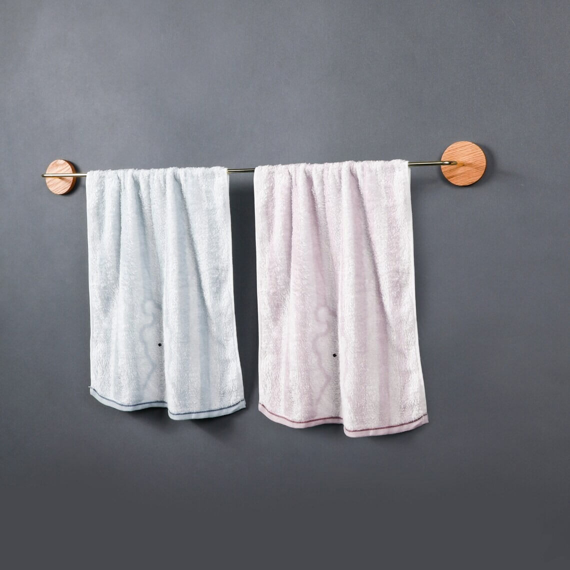 Porte-serviettes mural bois et laiton — élégant, salle de bain