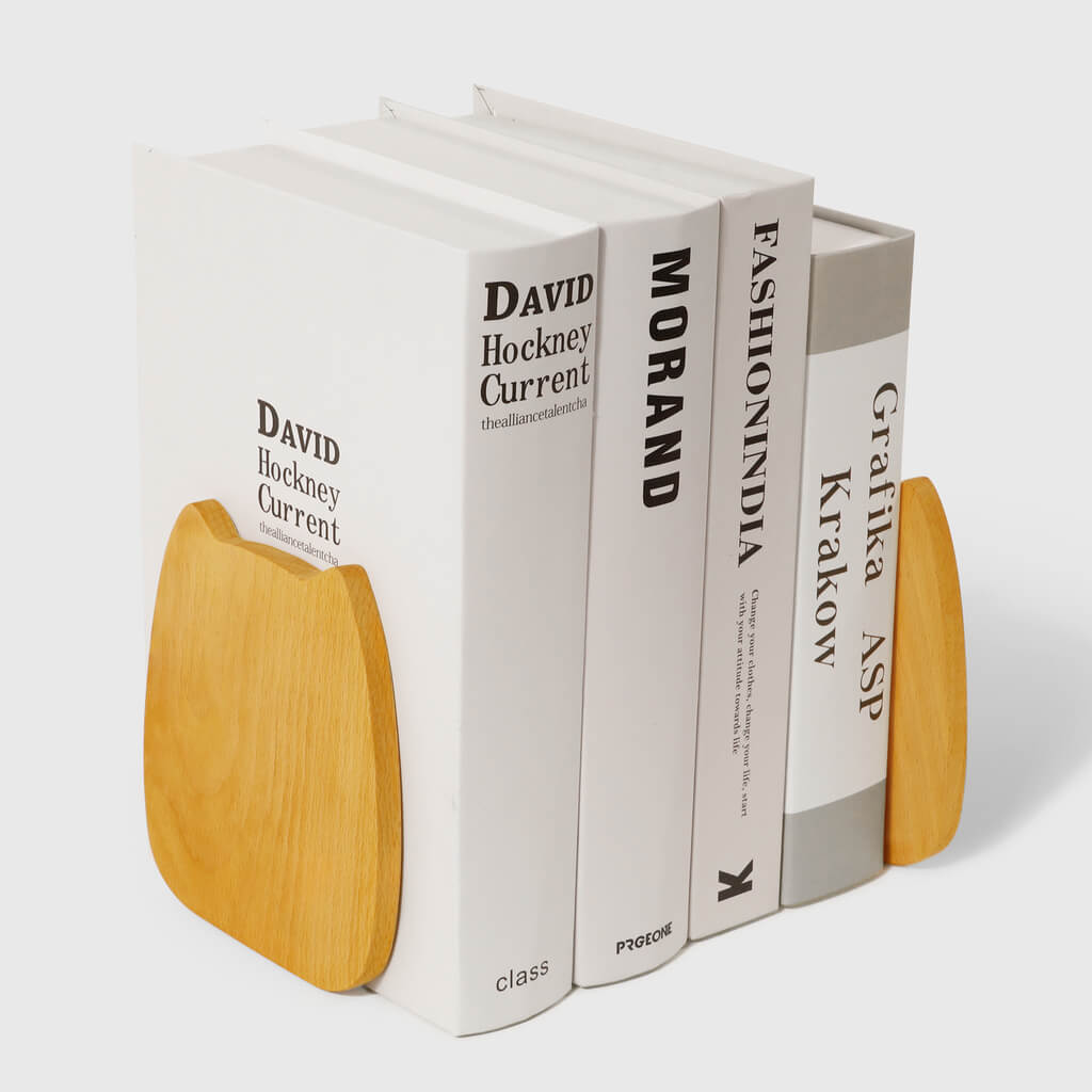 Serre-livres chat en bois de noyer — décoration kawaii artisanale