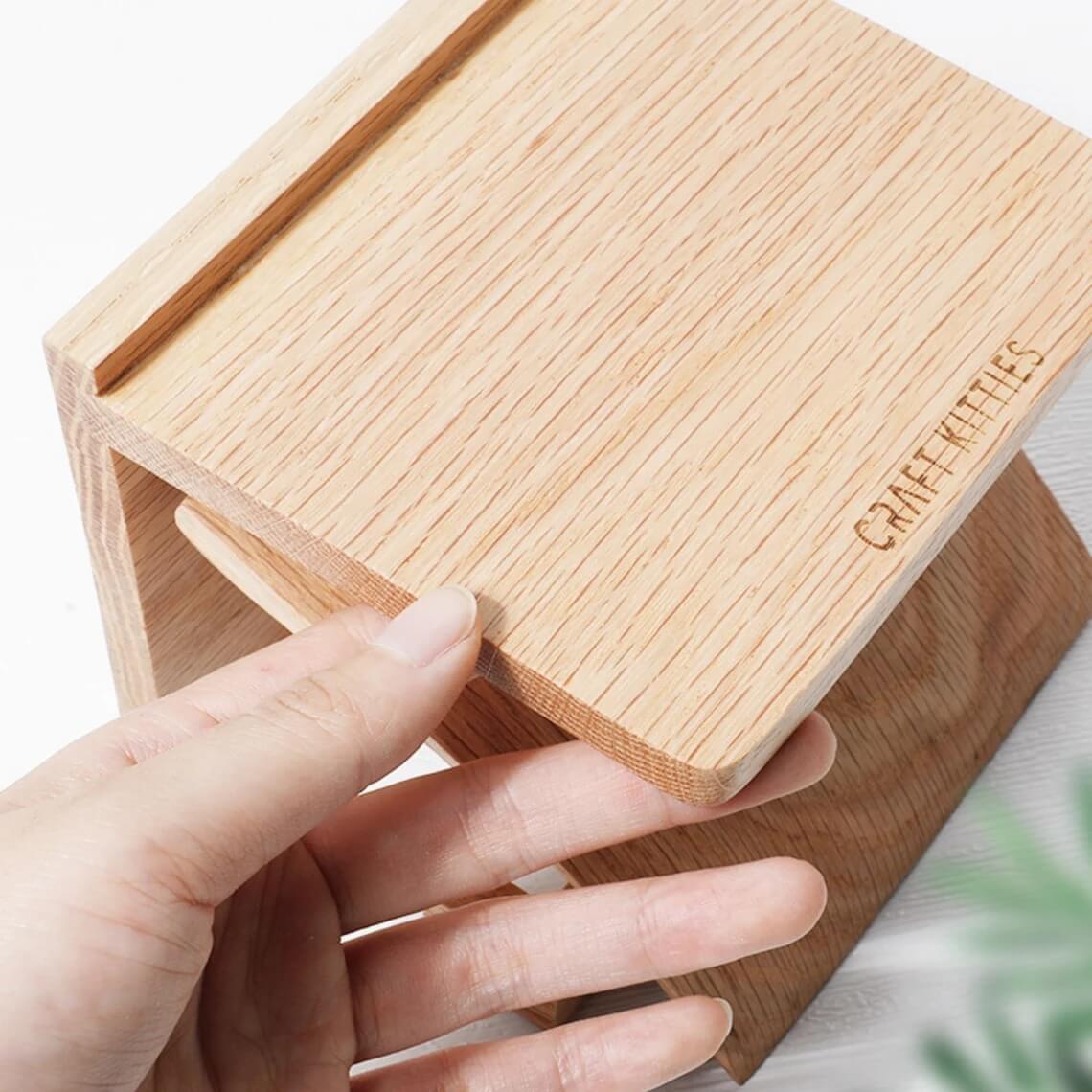 Porte-papier toilette design en chêne rouge