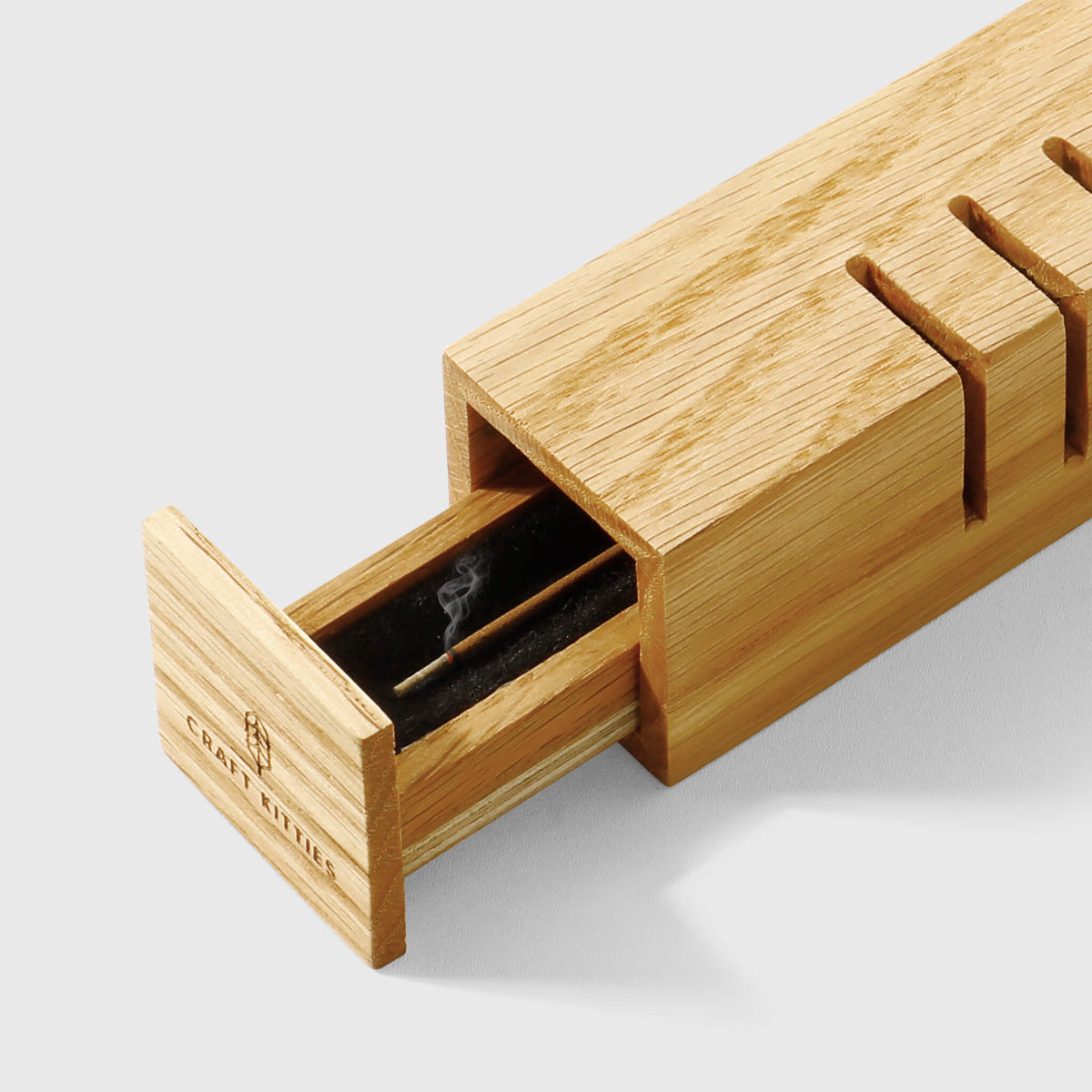 Boîte porte-encens en bois de chêne rouge sculptée