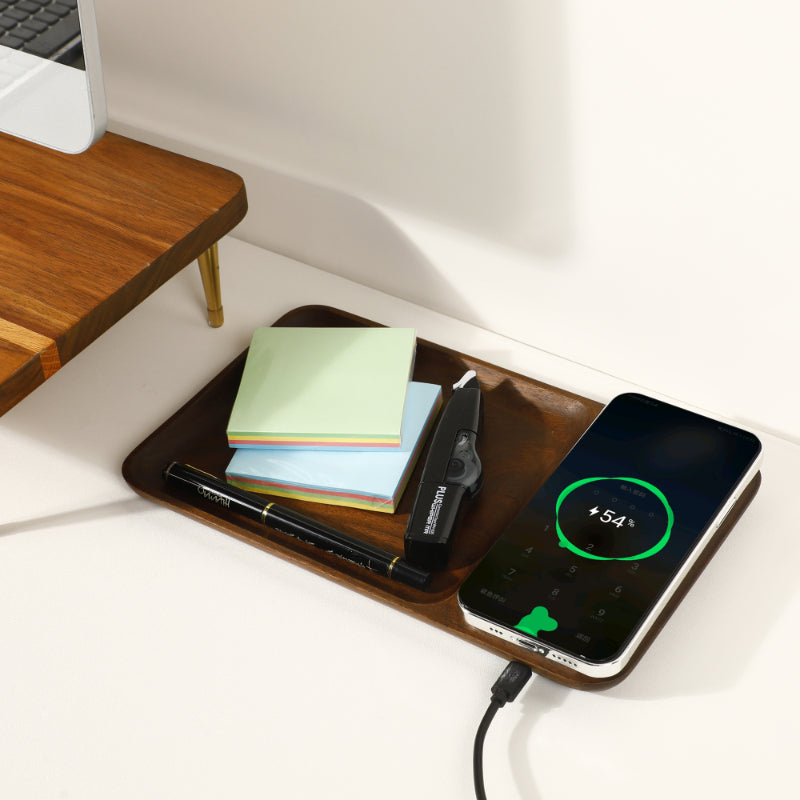 Plateau chargeur sans fil en noyer massif — vide-poche Qi