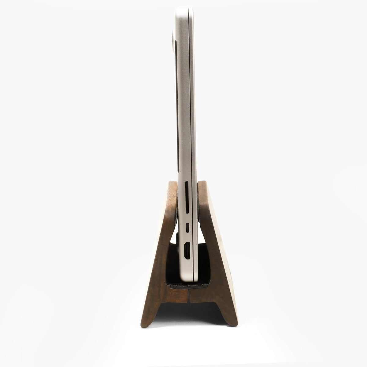 Support MacBook vertical en bois de noyer — bureau épuré