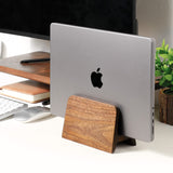 Support MacBook vertical en bois de noyer — bureau épuré