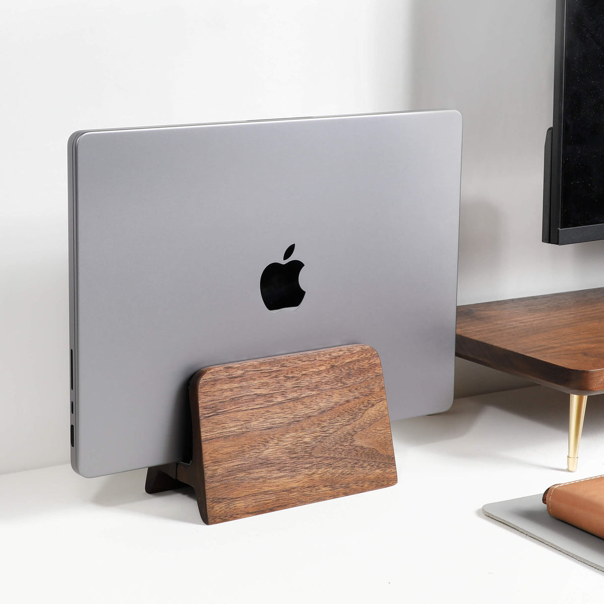 Support MacBook vertical en bois de noyer — bureau épuré