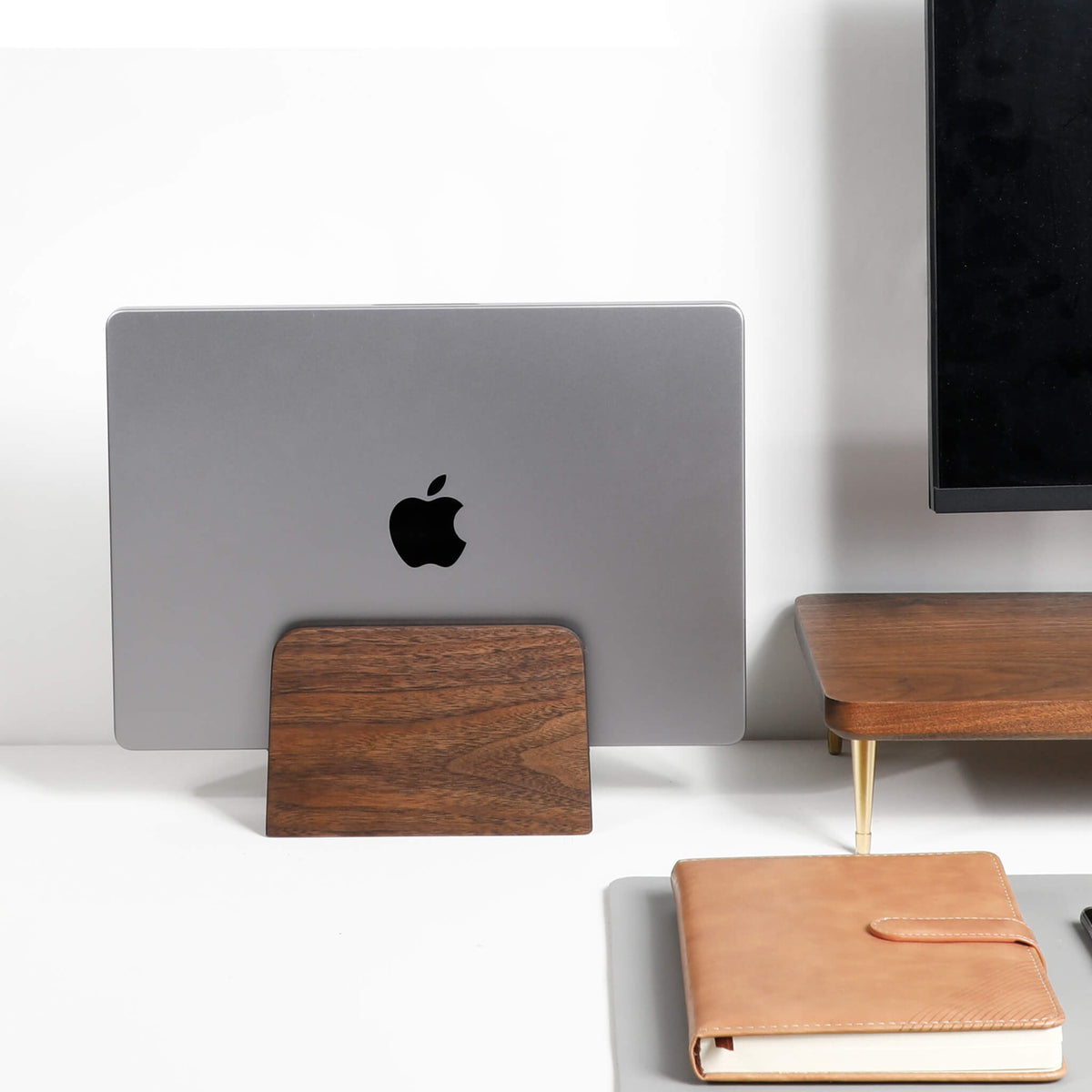 Support MacBook vertical en bois de noyer — bureau épuré
