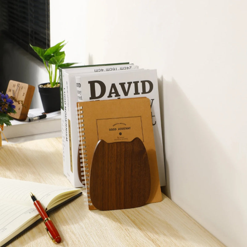 Serre-livres chat en bois de noyer — décoration kawaii artisanale