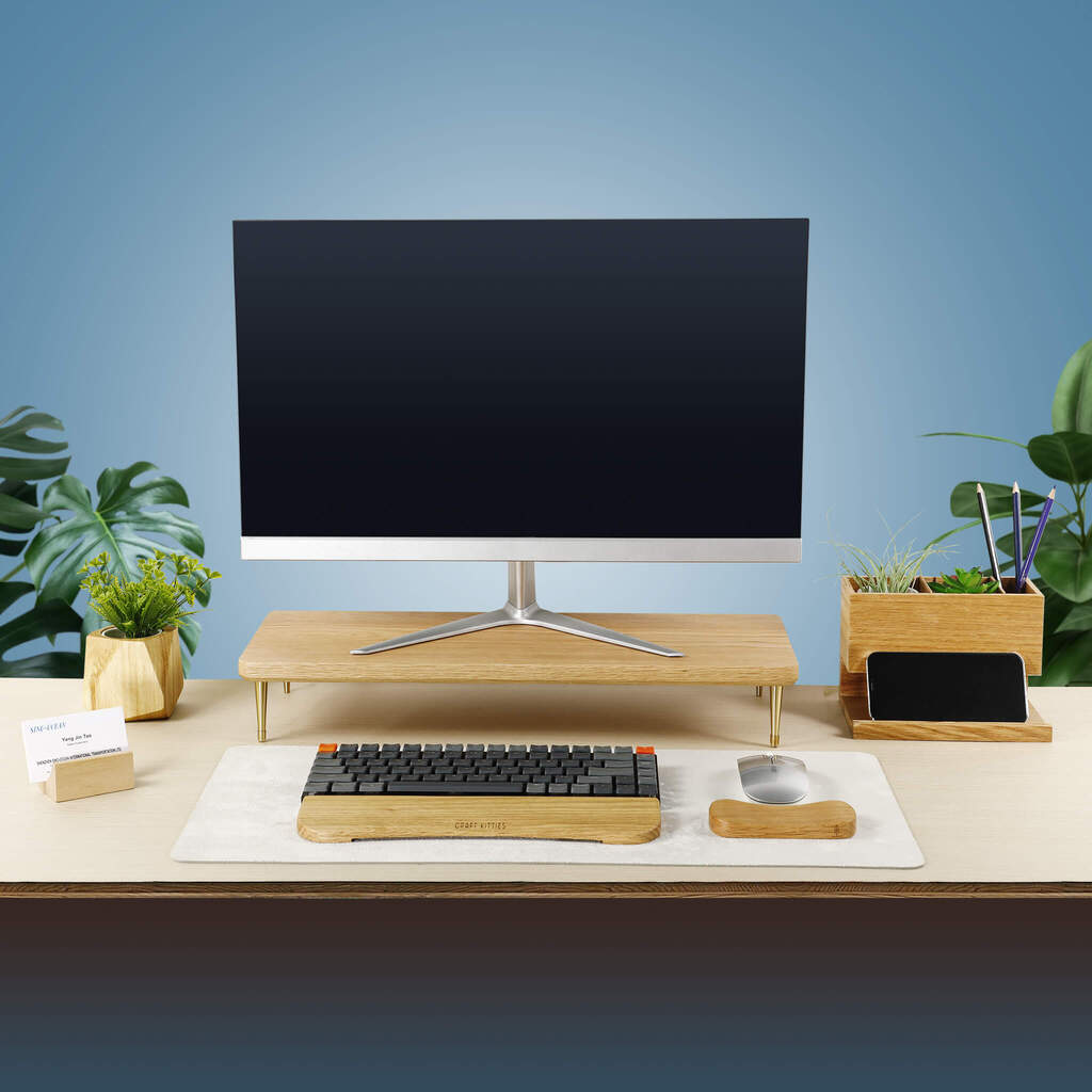 Support écran bois chêne rouge — bureau +8 cm, pieds laiton