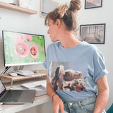 Support écran bois chêne rouge — bureau +8 cm, pieds laiton