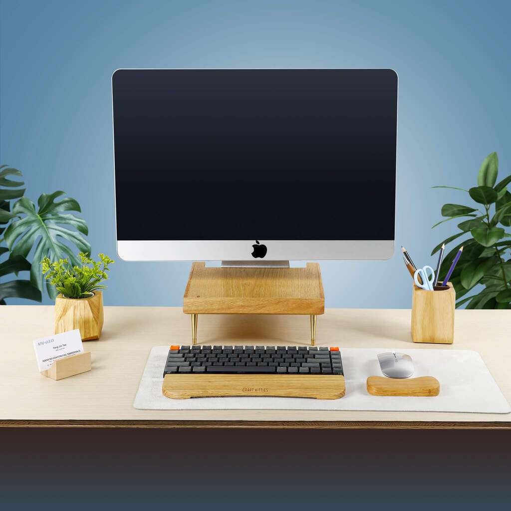 Support écran iMac en bois de chêne rouge — 26 cm, pieds laiton