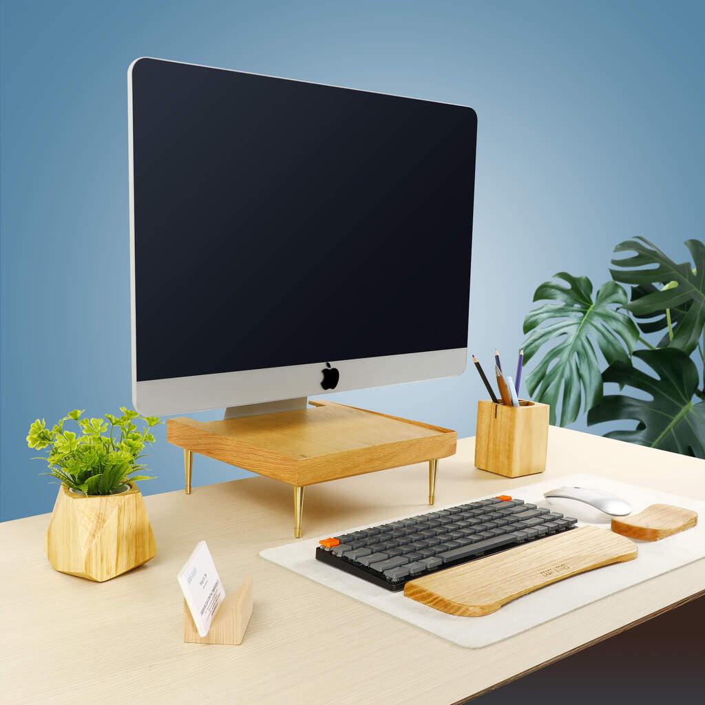 Support iMac bois chêne rouge avec ports USB — déco bureau