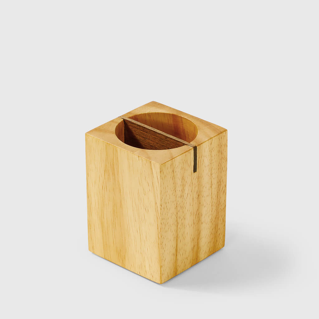 Pot à crayons en bois massif — design géométrique