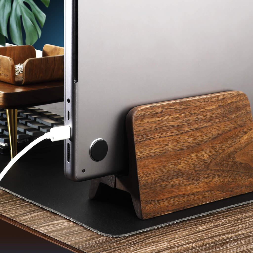 Support MacBook vertical en bois de noyer — bureau épuré