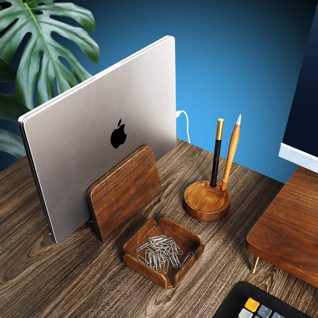 Support MacBook vertical en bois de noyer — bureau épuré