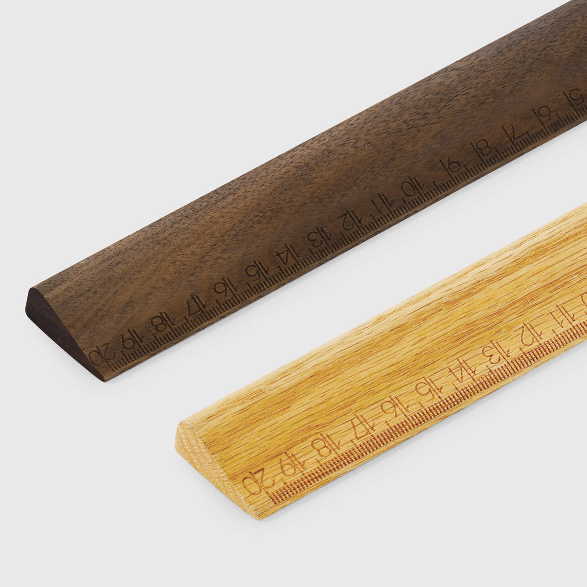 Règle triangulaire en bois massif — Noyer et chêne rouge