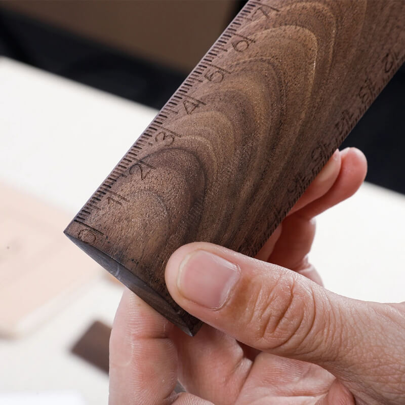Règle triangulaire en bois massif — Noyer et chêne rouge