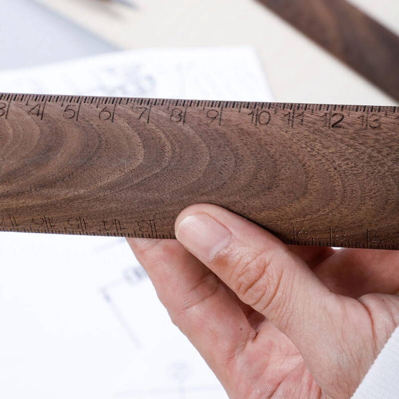 Règle triangulaire en bois massif — Noyer et chêne rouge