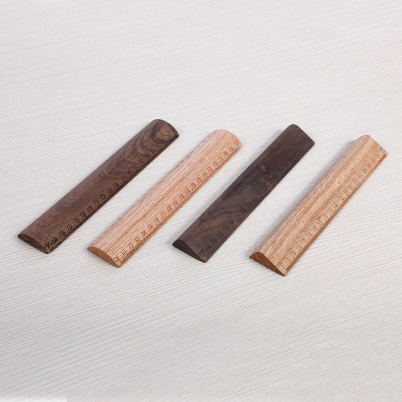 Règle triangulaire en bois massif — Noyer et chêne rouge