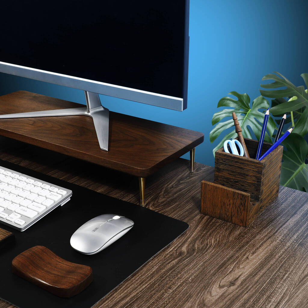 Support écran bois chêne rouge — bureau +8 cm, pieds laiton