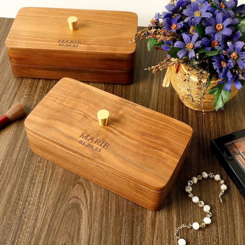 Boîte à bijoux en bois de noyer — façonnée et polie à la main