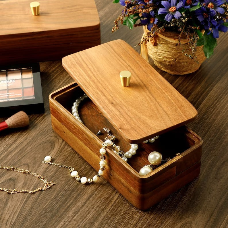 Boîte à bijoux en bois de noyer — façonnée et polie à la main
