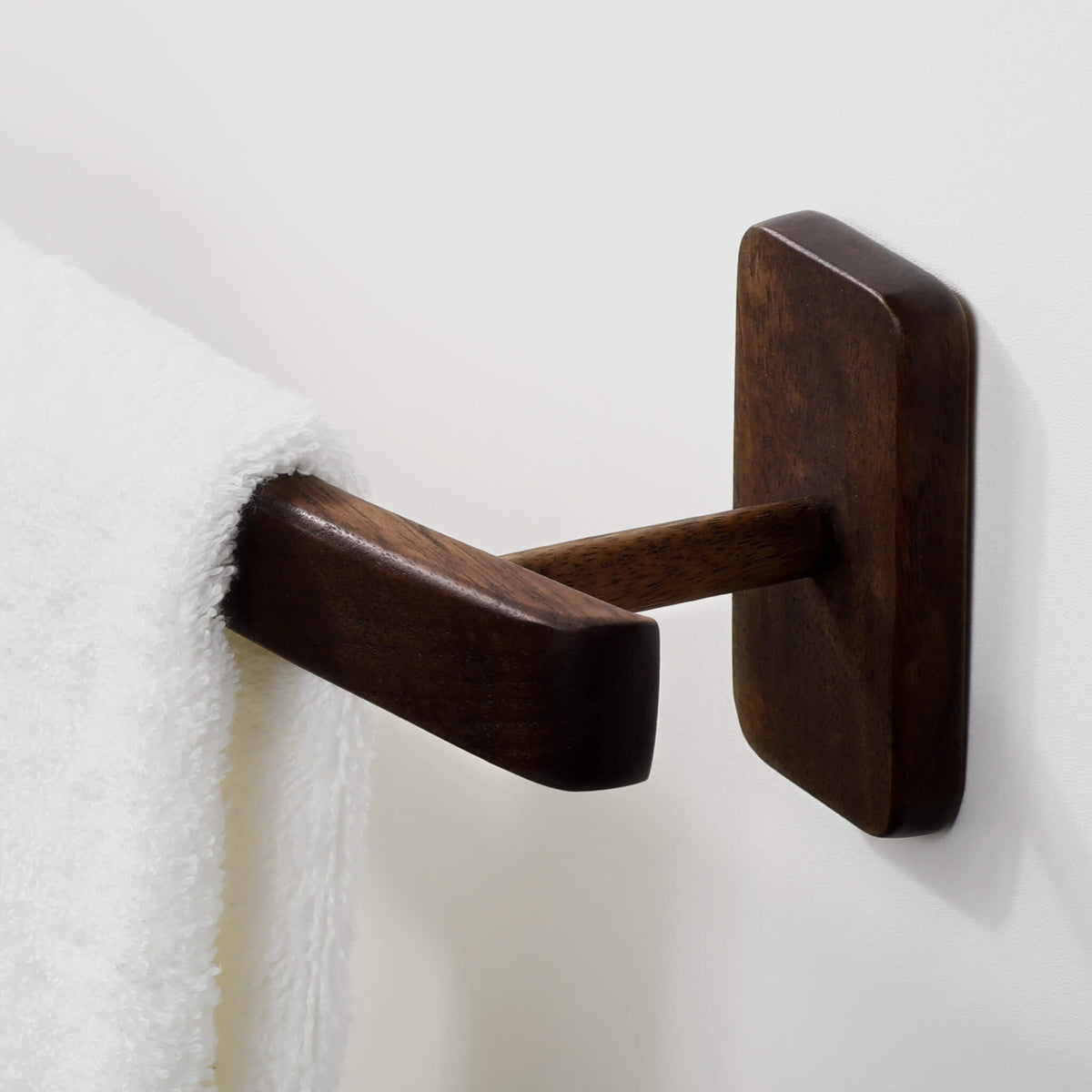 Porte-serviettes mural en bois Arc — finition cirée, salle de bain